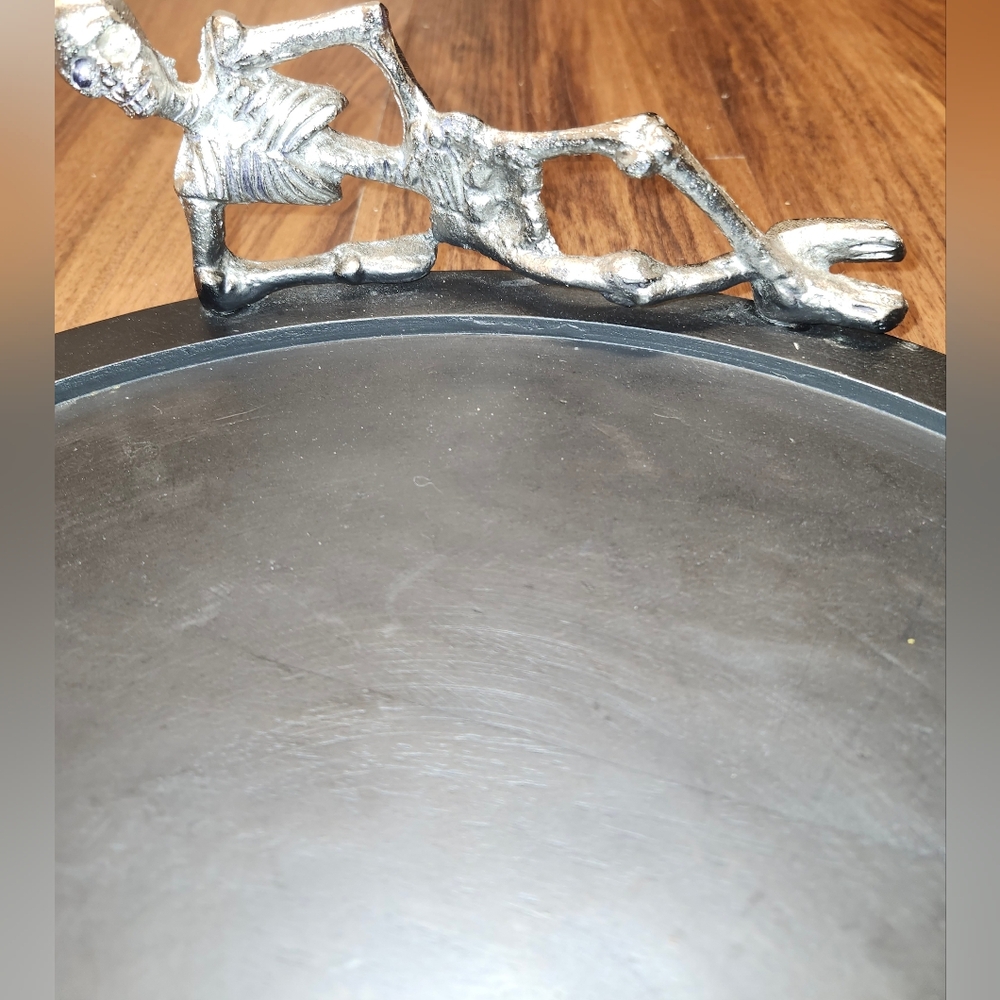 16" Diameter Black Sturdy Wood Serving Tray w Silver Tone Skeleton Handles - Picture 4 of 11